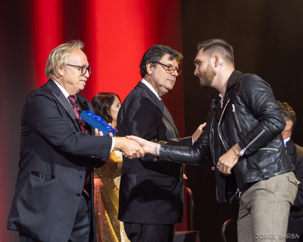 Terry Olson presenting an award to a filmmaker